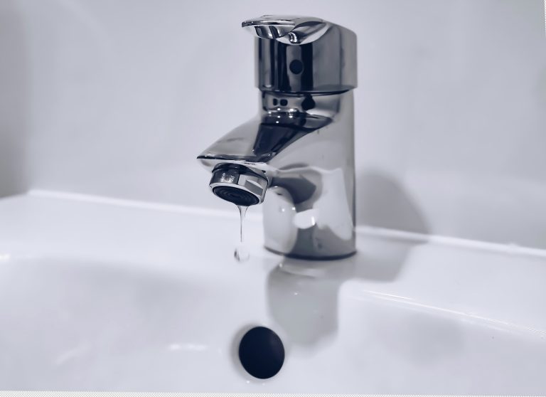 Вода из крана на кухне пощипывает: разбор причин и грамотное решение проблем с заземлением Вода из крана на кухне пощипывает: разбор причин и грамотное решение проблем с заземлением